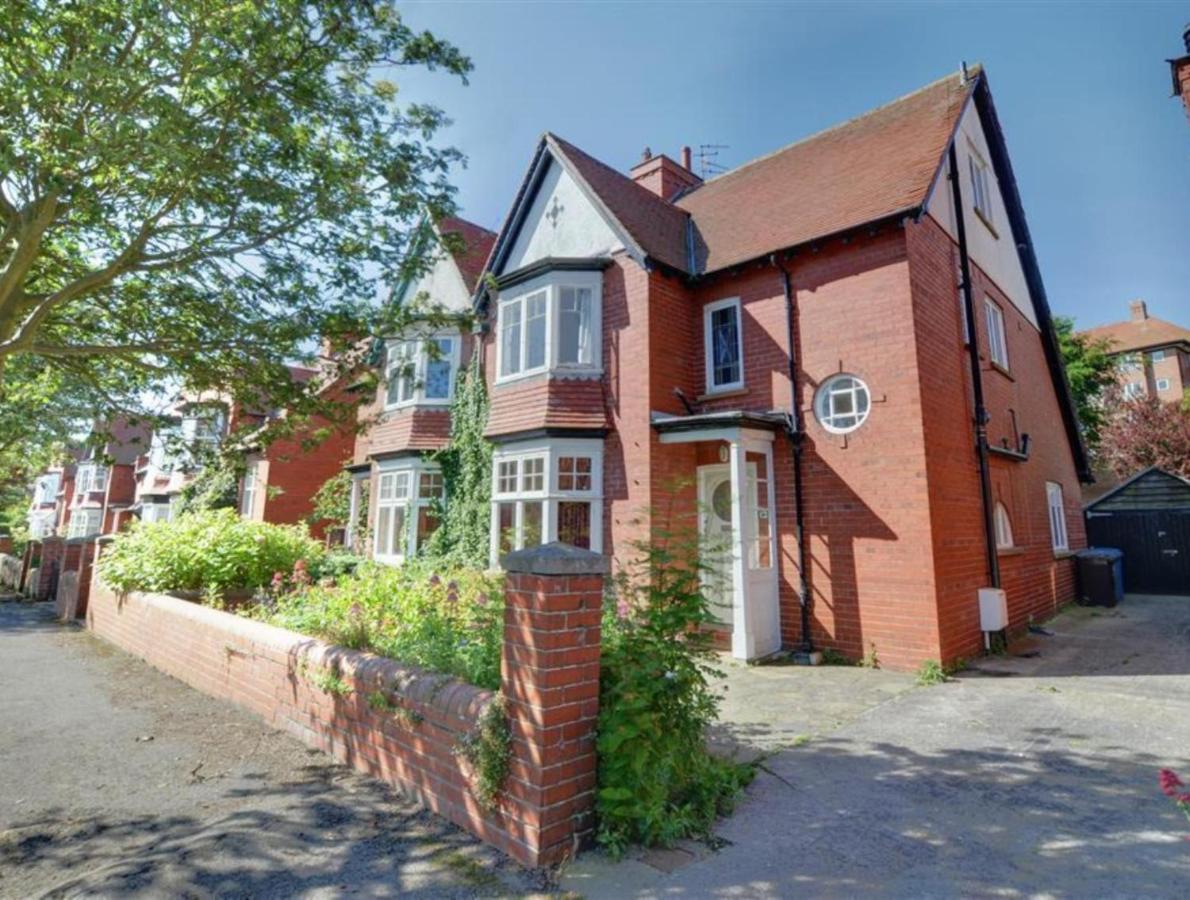 Large 5 Bed House In Scarborough Near The Beach, Large Garden & Hot Tub Buitenkant foto