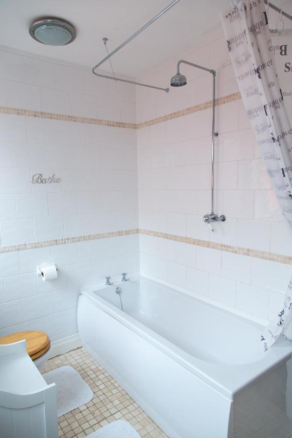 Large 5 Bed House In Scarborough Near The Beach, Large Garden & Hot Tub Buitenkant foto