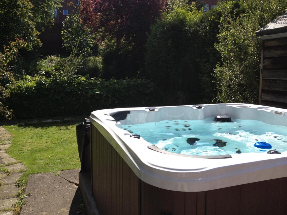 Large 5 Bed House In Scarborough Near The Beach, Large Garden & Hot Tub Buitenkant foto