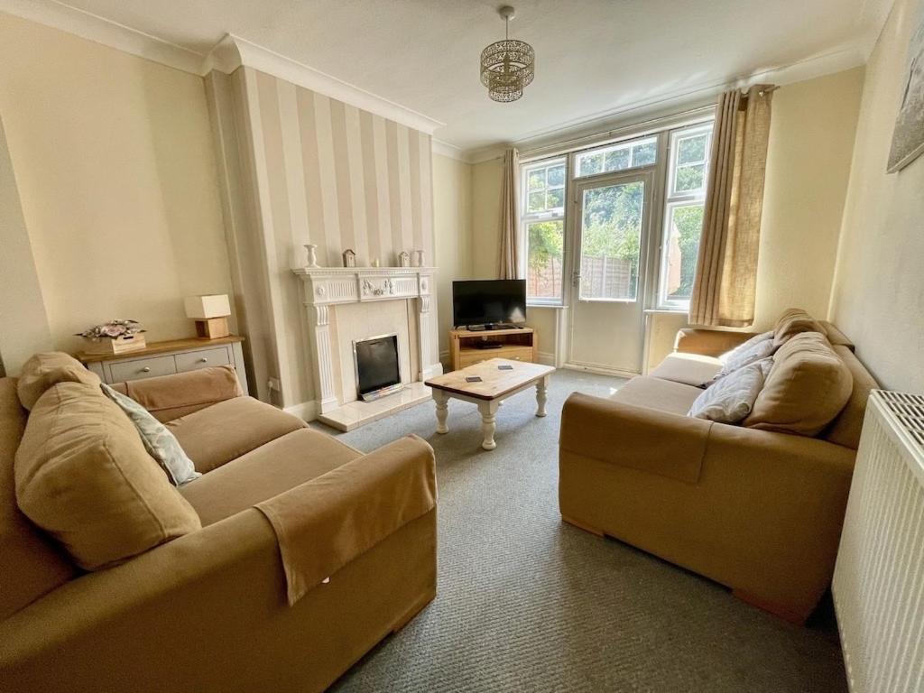 Large 5 Bed House In Scarborough Near The Beach, Large Garden & Hot Tub Buitenkant foto