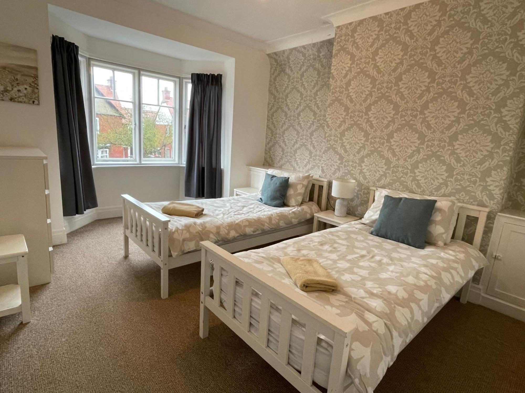 Large 5 Bed House In Scarborough Near The Beach, Large Garden & Hot Tub Buitenkant foto