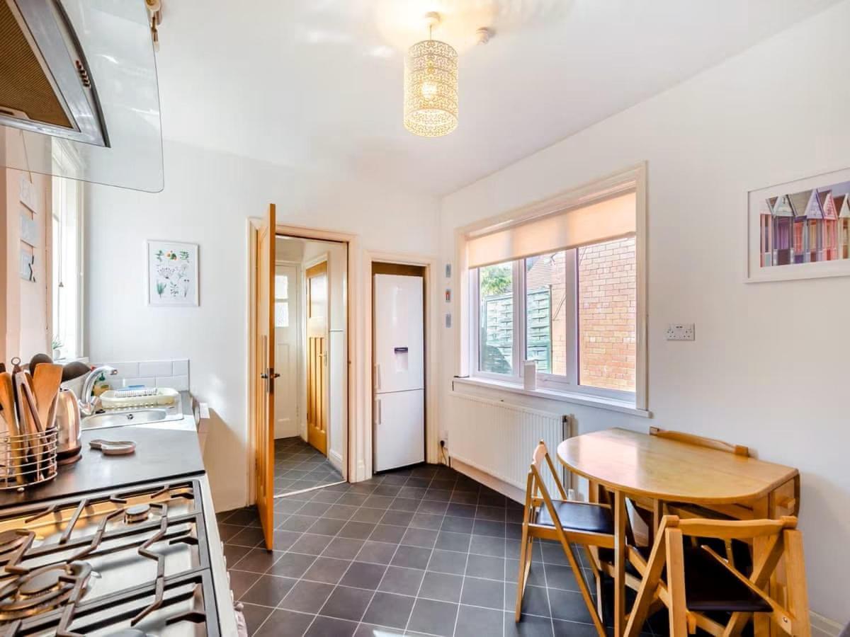 Large 5 Bed House In Scarborough Near The Beach, Large Garden & Hot Tub Buitenkant foto